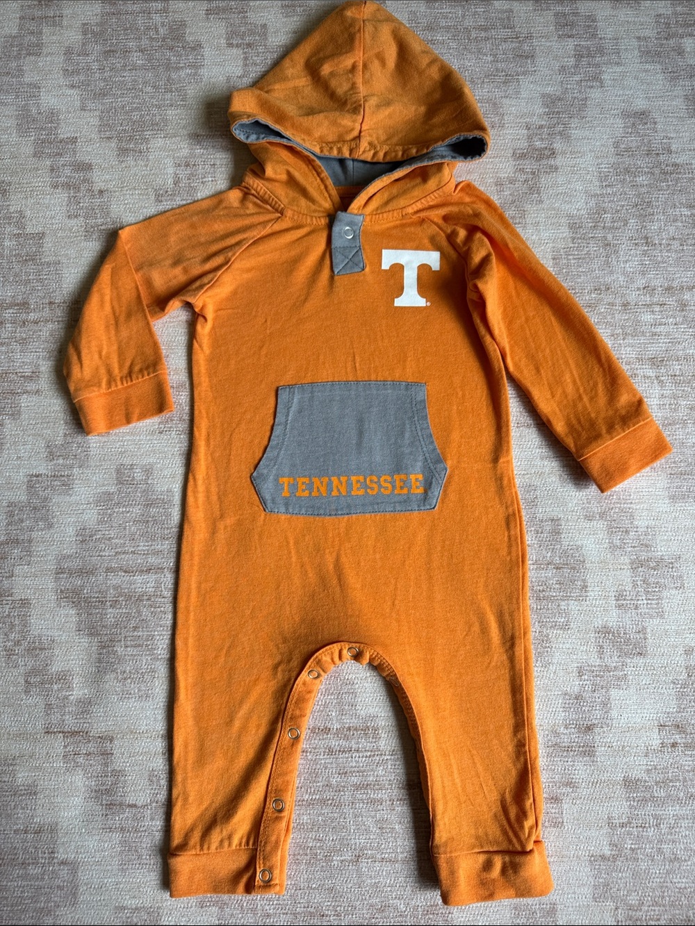 Colosseum Tennessee Volunteers Orange Hooded Baby Romper with Gray Pocket 6-12M